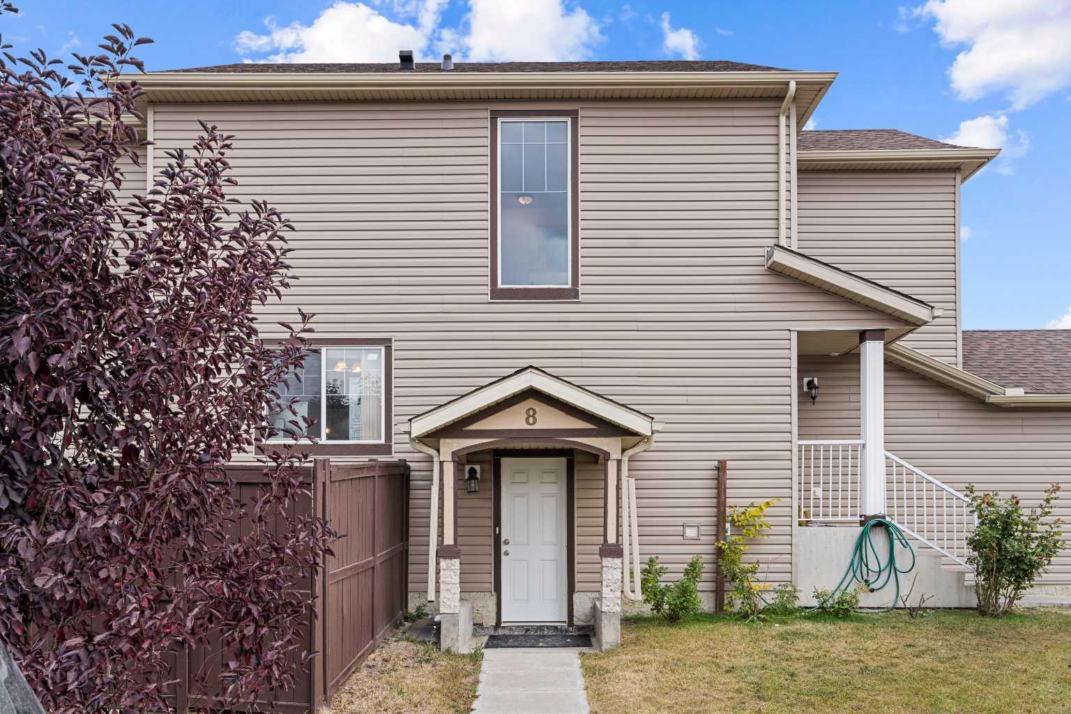 8 Tarawood Grove NE