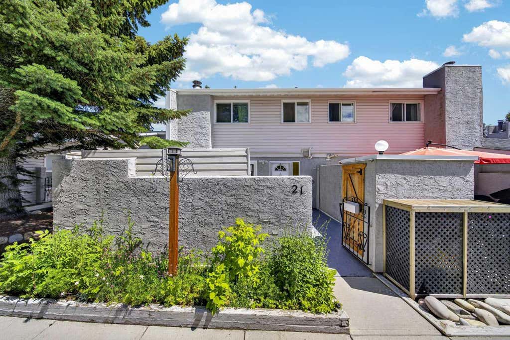 Photo of 4915 45 Street SW #21, Calgary, AB T3E 3W5 (MLS # A2326570)