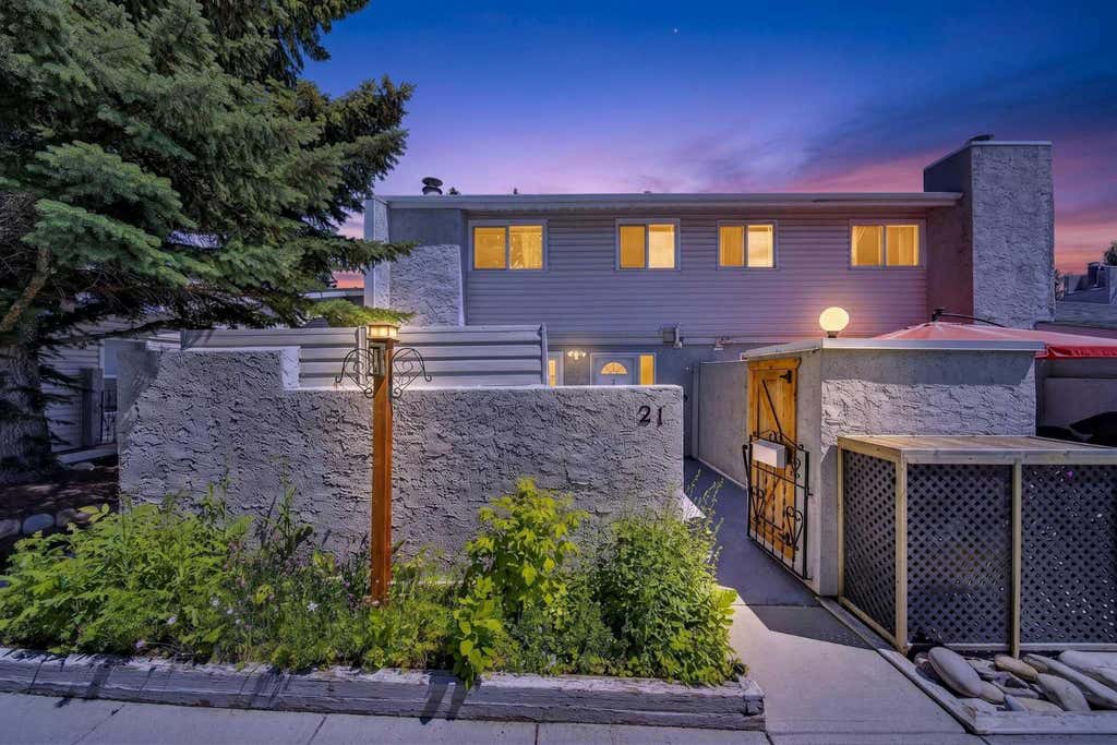 Photo of 4915 45 Street SW #21, Calgary, AB T3E 3W5 (MLS # A2326570)