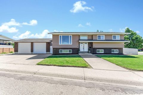 Photo of 8 Corbitt Way SE, Medicine Hat, AB T1B 1V2 (MLS # A2315206)