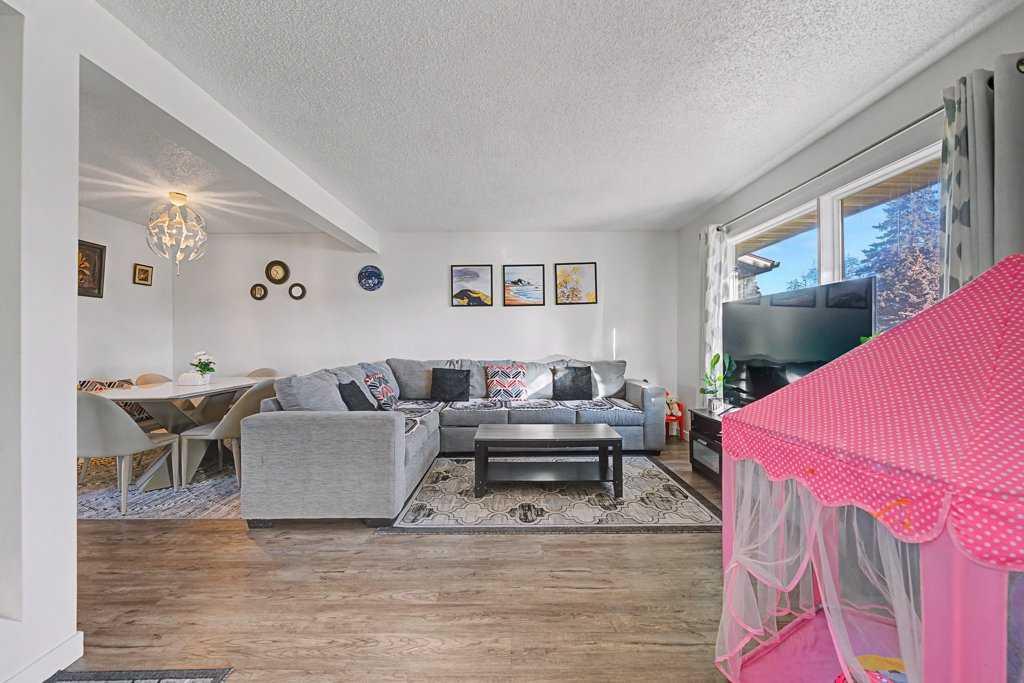 332 Abinger Crescent NE