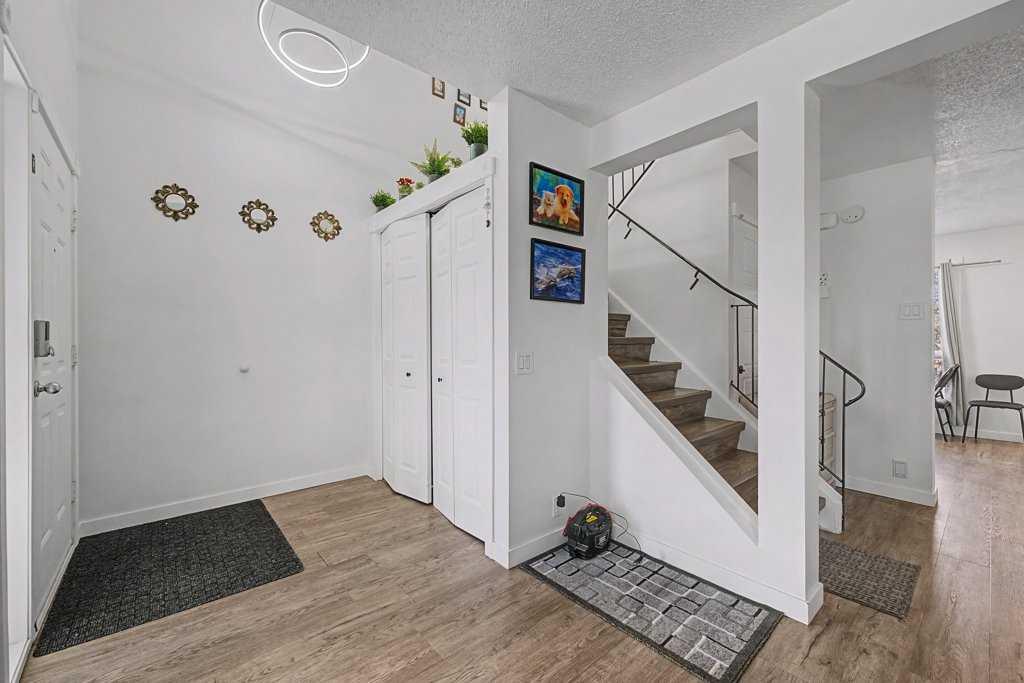 332 Abinger Crescent NE