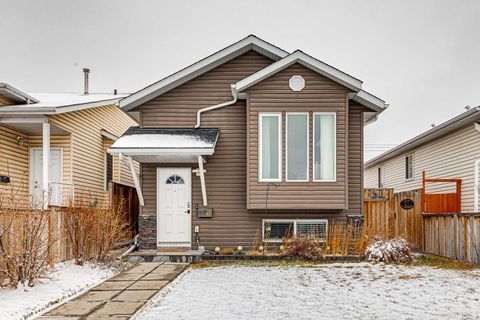 Photo of 60 Erin Meadow Way SE, Calgary, AB T2B 3A1 (MLS # A2299496)