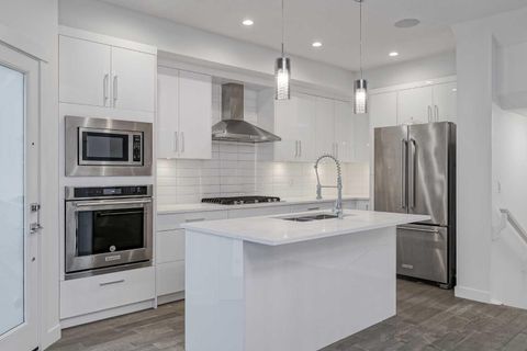 136 22 Avenue NE 2 Calgary AB T2E 1T3