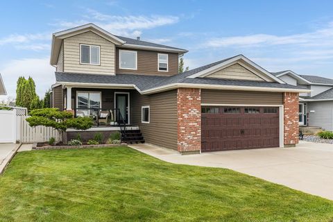 Photo of 592 Hemingway Crescent NE, Medicine Hat, AB T1C 1X4 (MLS # A2317964)