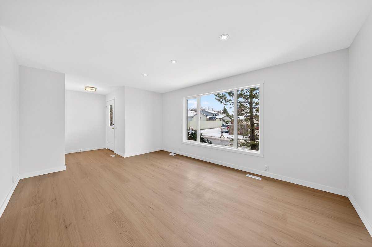 14 Aberdare Crescent NE