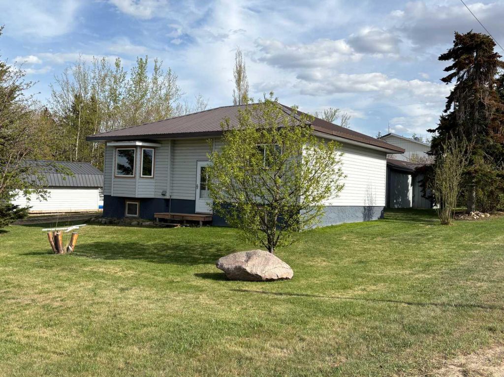 Photo of 4915 50 Avenue E, Bluffton, AB T0C 0M0 (MLS # A2313696)