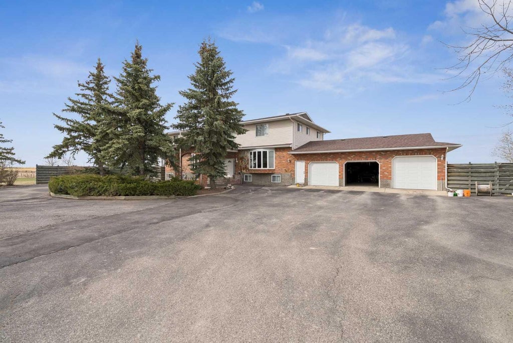 Photo of 7 Willow Vale, Rural Rocky View County, AB T2P 3G7 (MLS # A2346680)