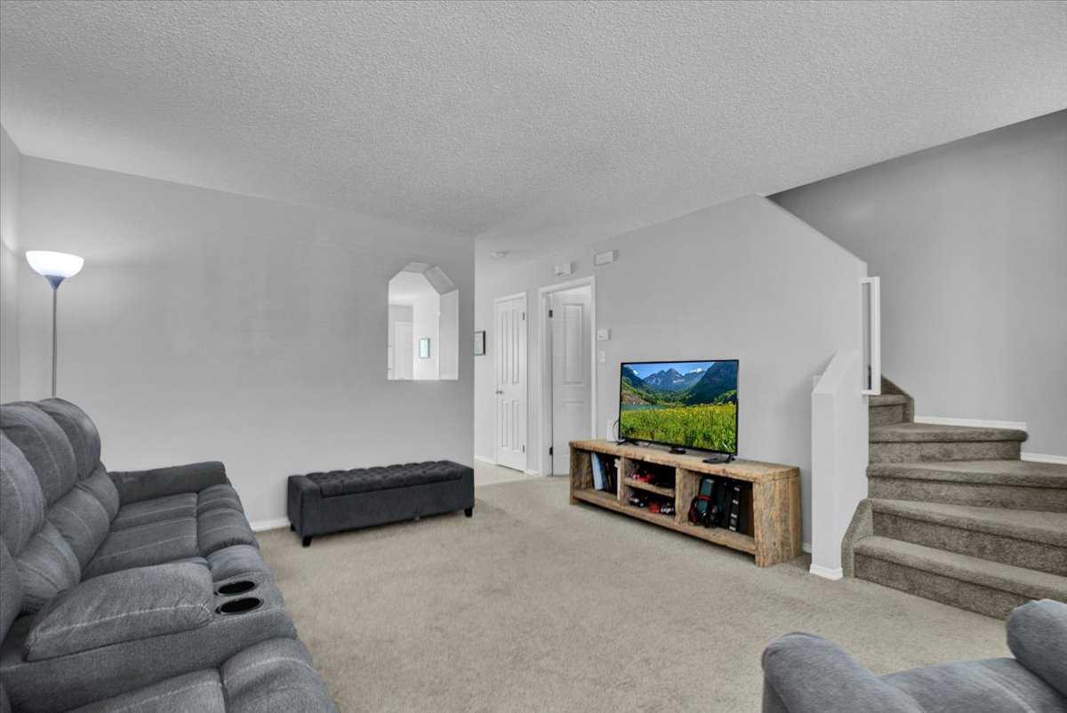 105 Drake Landing Common 41