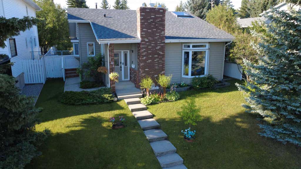 Photo of 151 Sandstone Place NW, Calgary, AB T3K 2Z6 (MLS # A2337961)