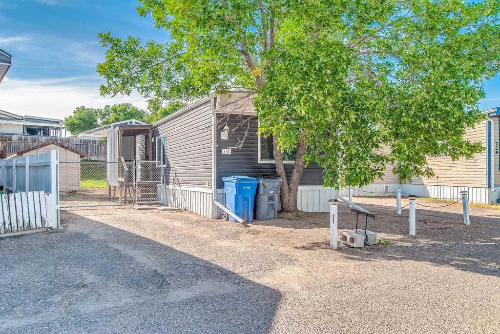 Photo of 231 Fairchild Street SW, Medicine Hat, AB T1A 7Z6 (MLS # A2338407)
