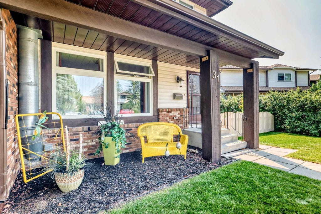 Photo of 31 Ranchero Bay NW, Calgary, AB T3G 1B6 (MLS # A2315759)