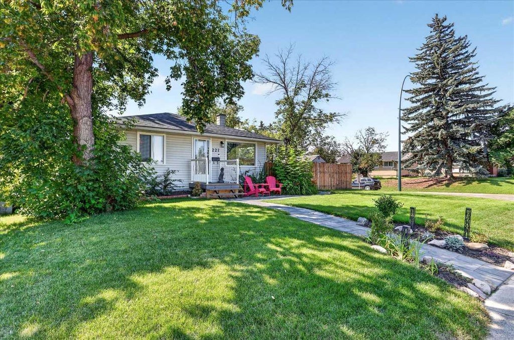 Photo of 227 Lynnwood Drive SE, Calgary, AB T2C 0T1 (MLS # A2340954)