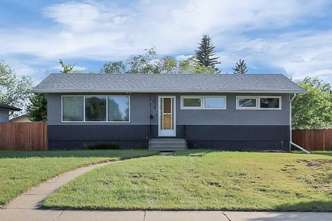 Photo of 3918 37 Avenue, Red Deer, AB T4N 2T2 (MLS # A2323563)
