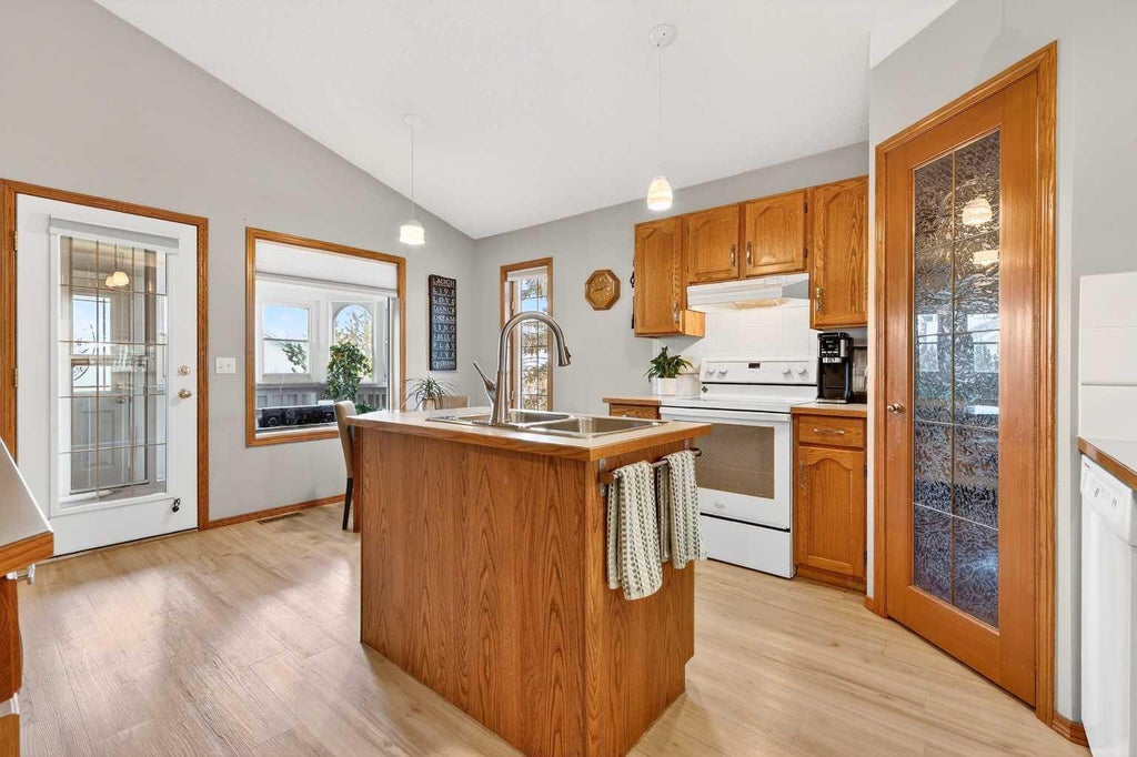 Photo of 8 Somerset Gate SW, Calgary, AB T2Y 3C7 (MLS # A2296641)