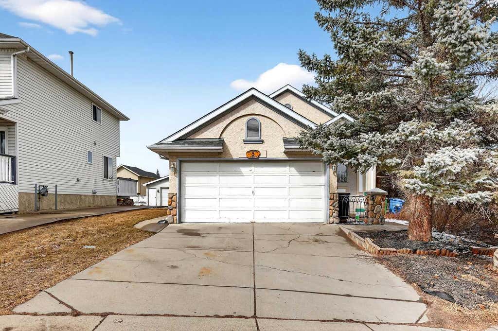 Photo of 8 Somerset Gate SW, Calgary, AB T2Y 3C7 (MLS # A2296641)