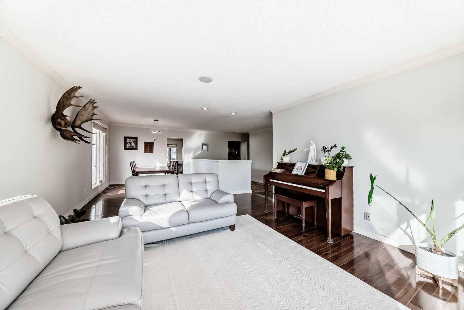 335 Oakfern Way SW