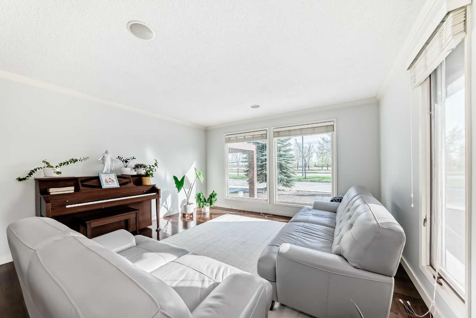 335 Oakfern Way SW