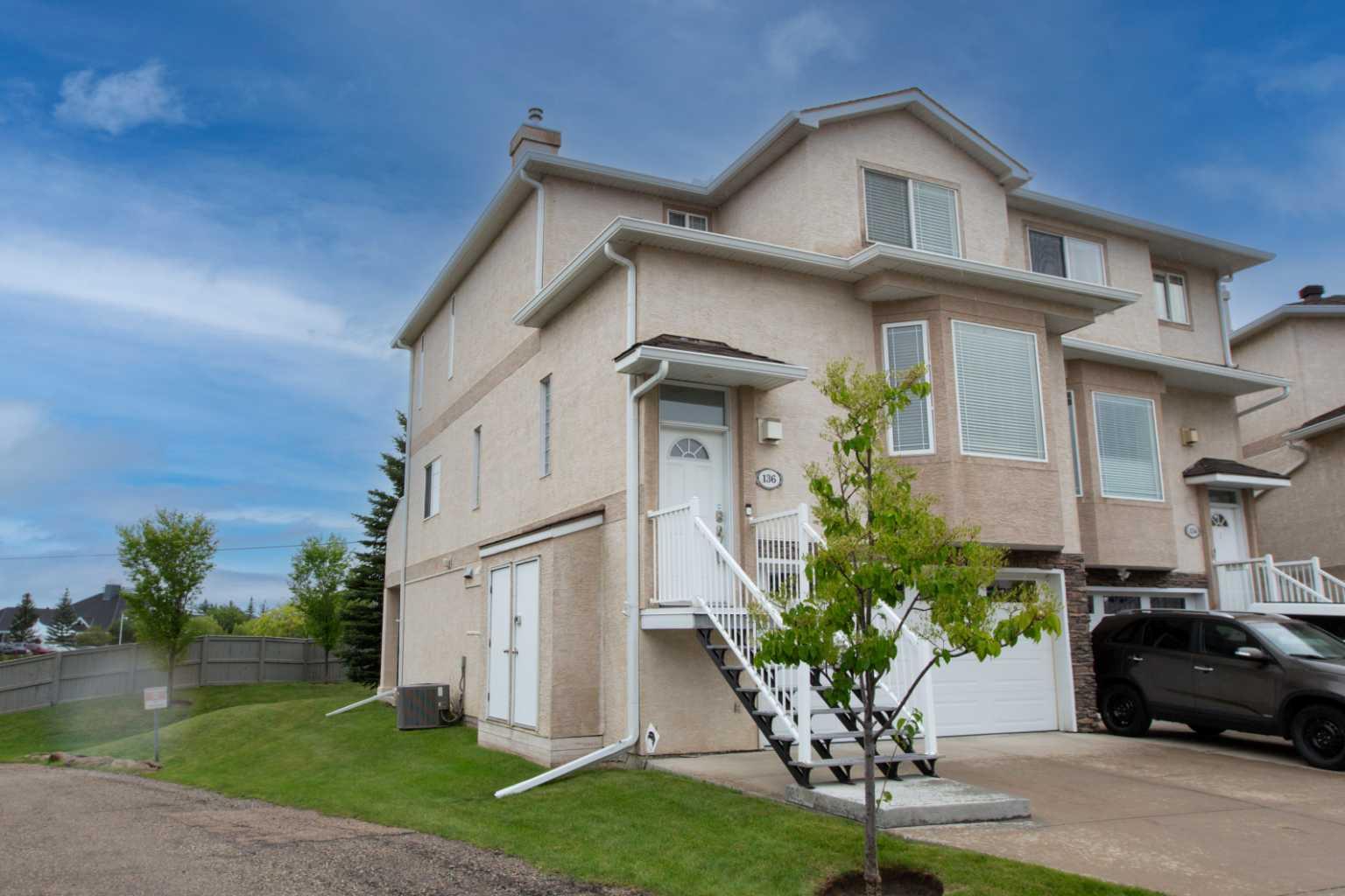 136 Country Hills Gardens NW