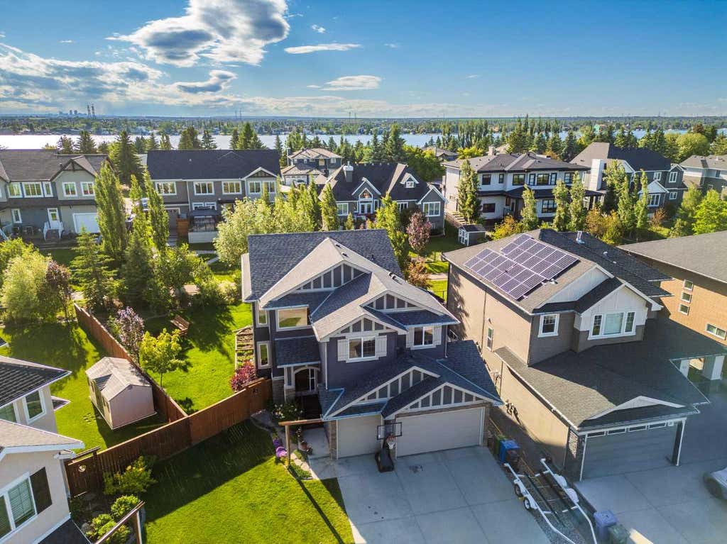 Photo of 193 Kinniburgh Way, Chestermere, AB T1X 0R8 (MLS # A2338343)