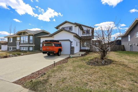 Photo of 98 Pine Crescent, Blackfalds, AB T4M 0E2 (MLS # A2311376)