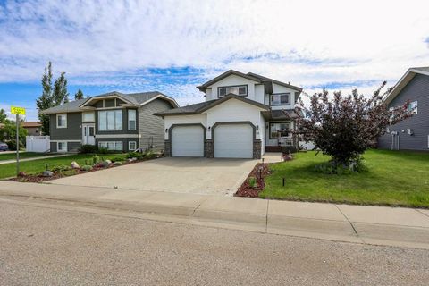 Photo of 98 Pine Crescent, Blackfalds, AB T4M 0E2 (MLS # A2311376)