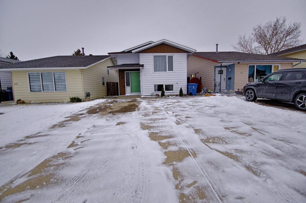 Photo of 113 Cayuga Crescent W, Lethbridge, AB T1K 5H4 (MLS # A2275856)