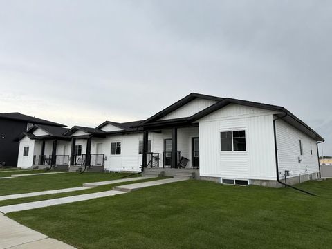Photo of 3 Gray Close, Sylvan Lake, AB T4S 0W4 (MLS # A2325924)