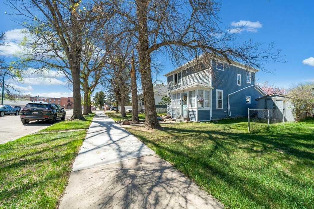Photo of 824 4 Street SE, Medicine Hat, AB T1A 0L4 (MLS # A2310954)