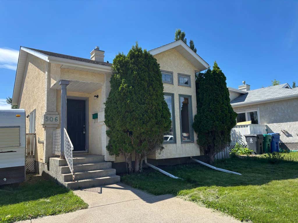 Photo of 506 columbia Boulevard W, Lethbridge, AB T1K 6T2 (MLS # A2294818)