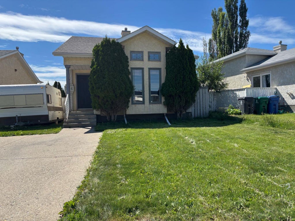 Photo of 506 columbia Boulevard W, Lethbridge, AB T1K 6T2 (MLS # A2294818)