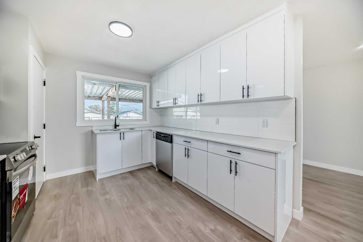 256 Penbrooke Close SE