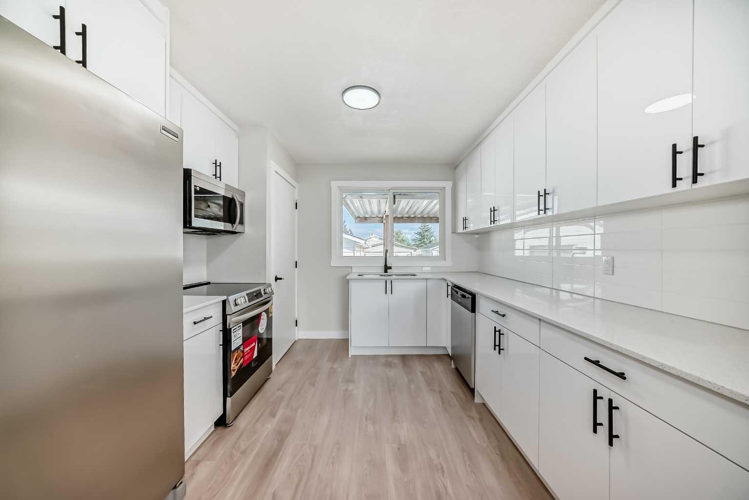 256 Penbrooke Close SE