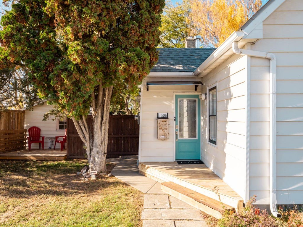 Photo of 1306 9 Street N, Lethbridge, AB T1H 1Z9 (MLS # A2354123)