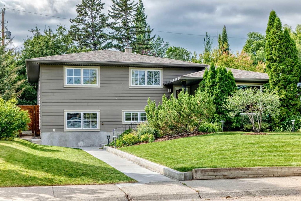 Photo of 47 Woodlark Drive SW, Calgary, AB T3C 3H5 (MLS # A2341484)