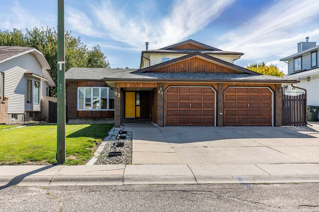 Photo of 93 Shaw Crescent SE, Medicine Hat, AB T1B 3Y6 (MLS # A2347472)