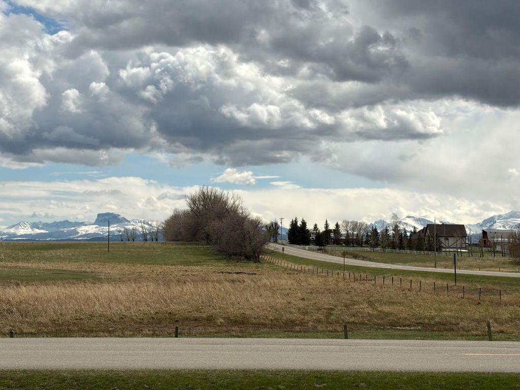 Photo of 24E 3 Avenue S, Hill Spring, AB T0K 1E0 (MLS # A2305470)