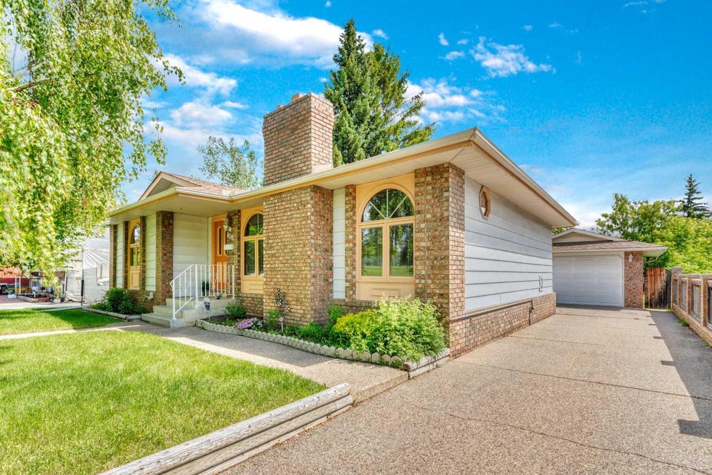 Photo of 808 Canterbury Drive SW, Calgary, AB T2W 2A1 (MLS # A2320099)