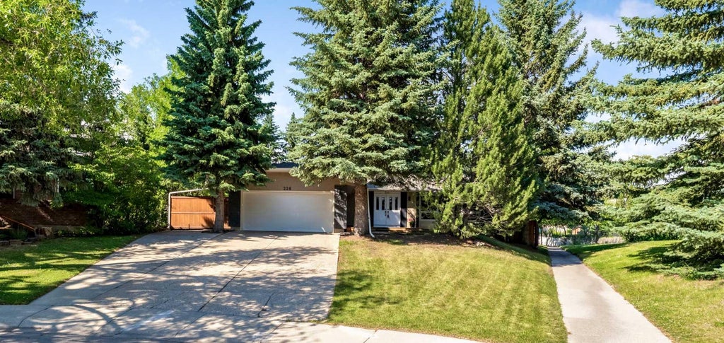 Photo of 224 Varsity Crescent NW, Calgary, AB T3B 2Z6 (MLS # A2330179)
