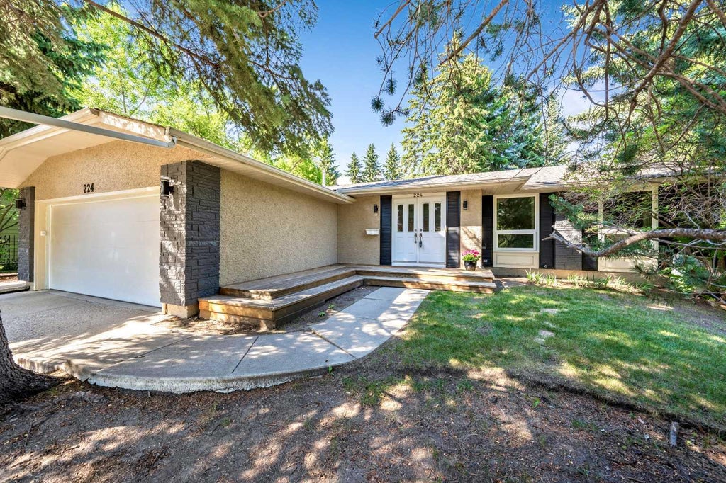 Photo of 224 Varsity Crescent NW, Calgary, AB T3B 2Z6 (MLS # A2330179)