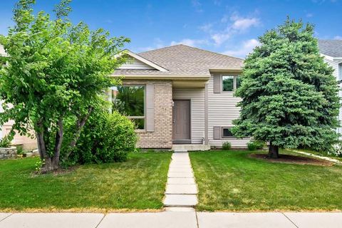 Photo of 141 Shawfield Way SW, Calgary, AB T2Y 2Y2 (MLS # A2299786)