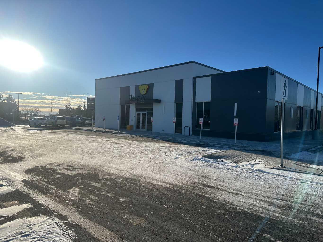 4 Royal Vista Way NW