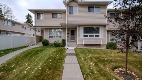 Photo of 135 Woodsman Lane SW, Calgary, AB T2W 4Z5 (MLS # A2262352) Photo of 135 Woodsman Lane SW, Calgary, AB T2W 4Z5 (MLS # A2262352)