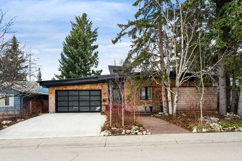7235 Kananaskis Drive SW Calgary AB T2V 2N3