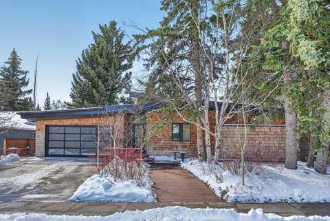 Photo of 7235 Kananaskis Drive SW, Calgary, AB T2V 2N3 (MLS # A2303681)