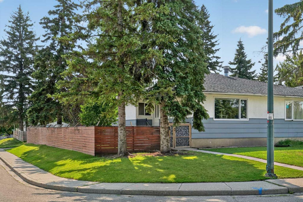 Photo of 21 Rossmere Road SW, Calgary, AB T3C 2N8 (MLS # A2338399)