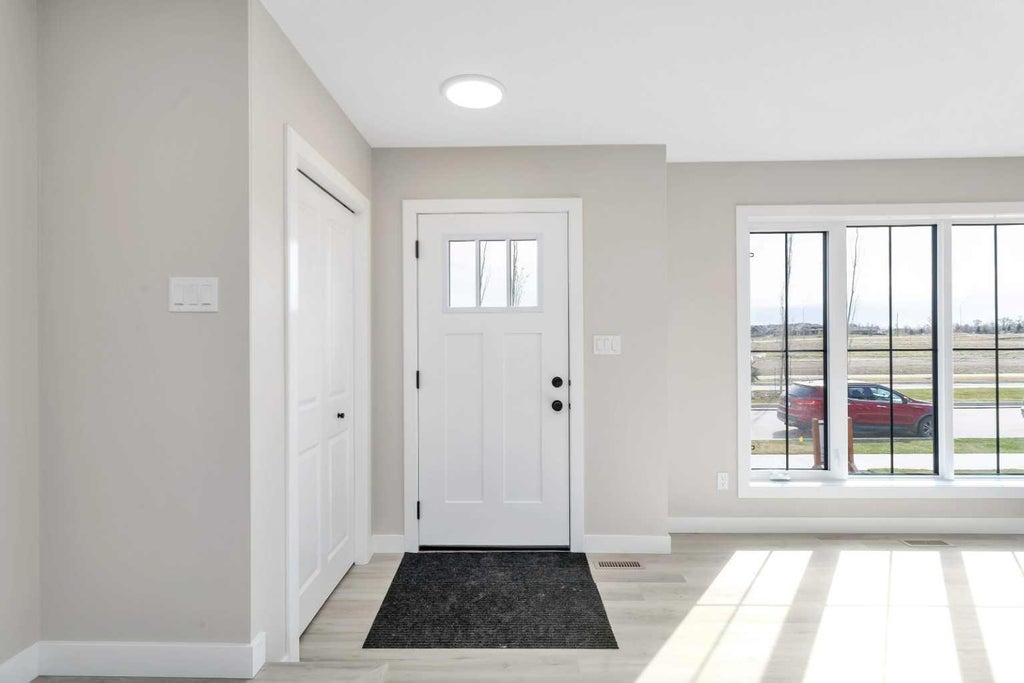 Photo of 34 Station Drive, Sylvan Lake, AB T4S 0W7 (MLS # A2351350)