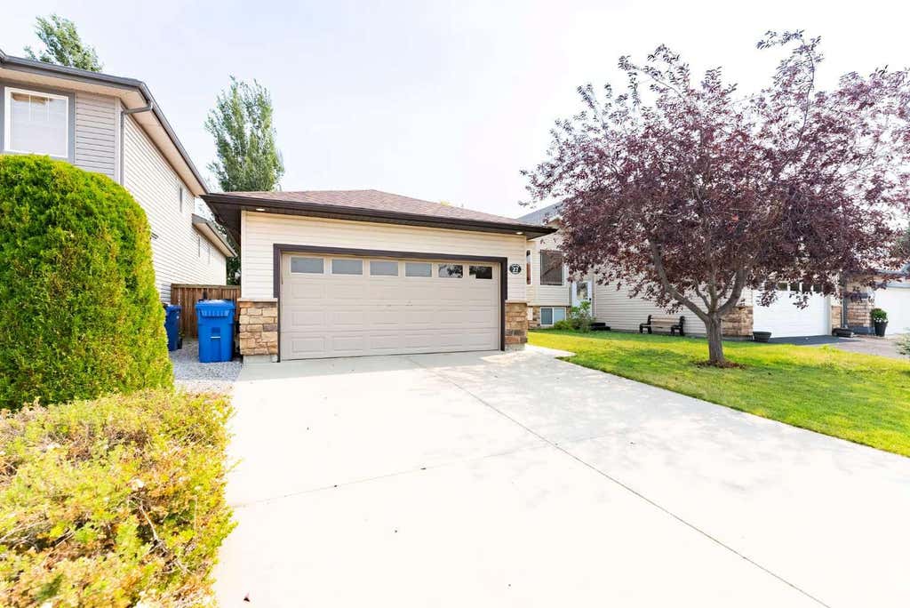 Photo of 27 Fairmont Road S, Lethbridge, AB T1K 8C7 (MLS # A2337965)