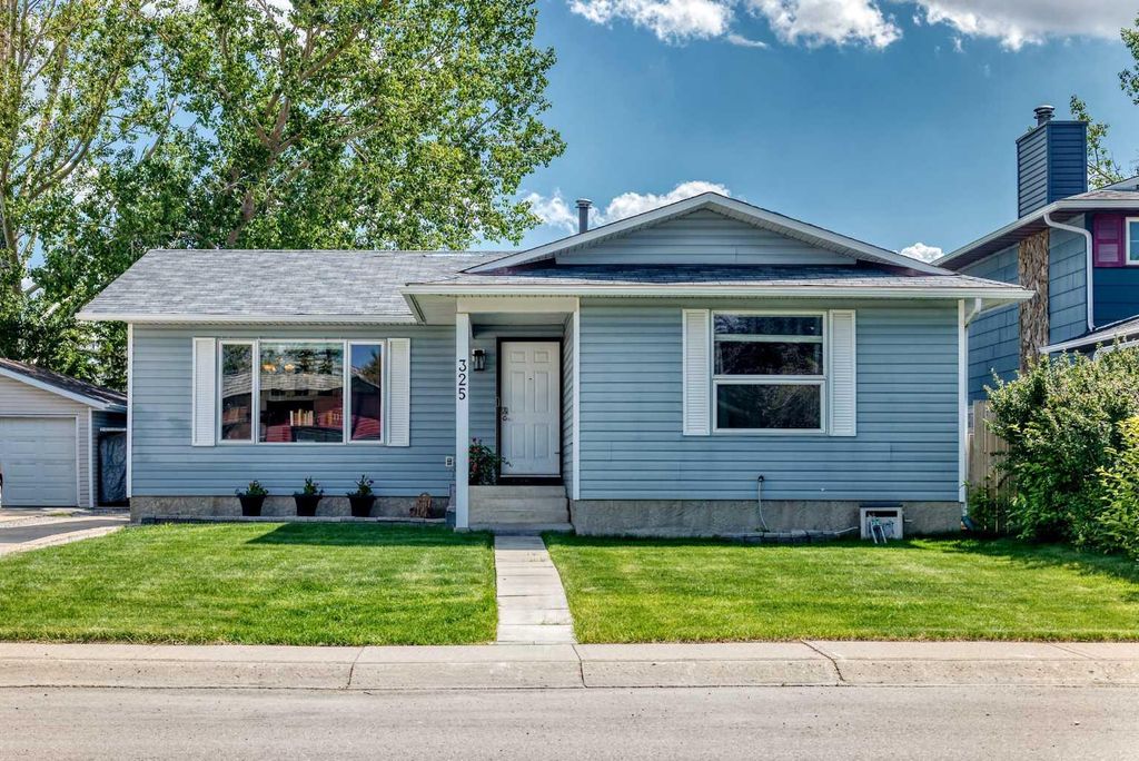 Photo of 325 Flett Drive NE, Airdrie, AB T4B 1N1 (MLS # A2324796)