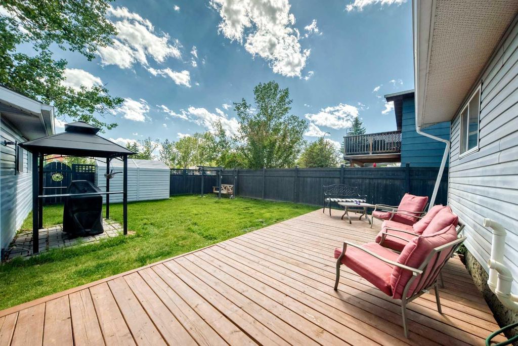 Photo of 325 Flett Drive NE, Airdrie, AB T4B 1N1 (MLS # A2324796)